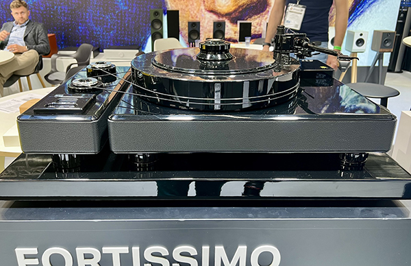  061824.apmunich2024-3.EAT Fortissimo black turntable.jpg